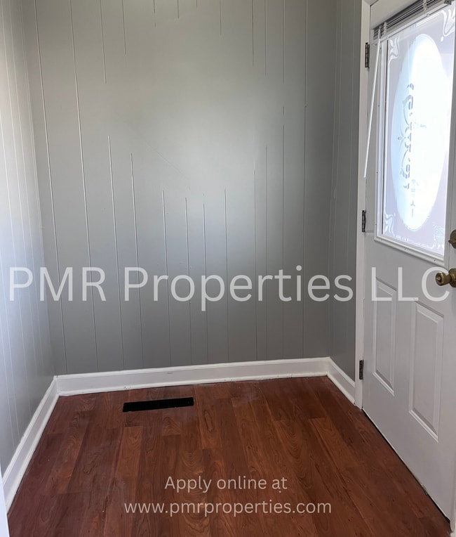 Building Photo - 3 Bedroom / 1 Bathroom House