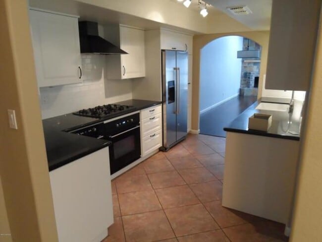 Building Photo - Spacious Townhome in the Biltmore area!