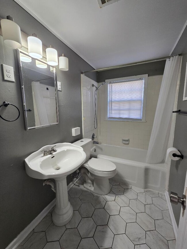 Building Photo - 405 N 11th St