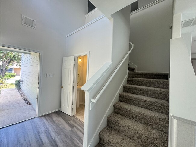 Building Photo - 5715 Vinemont Ln