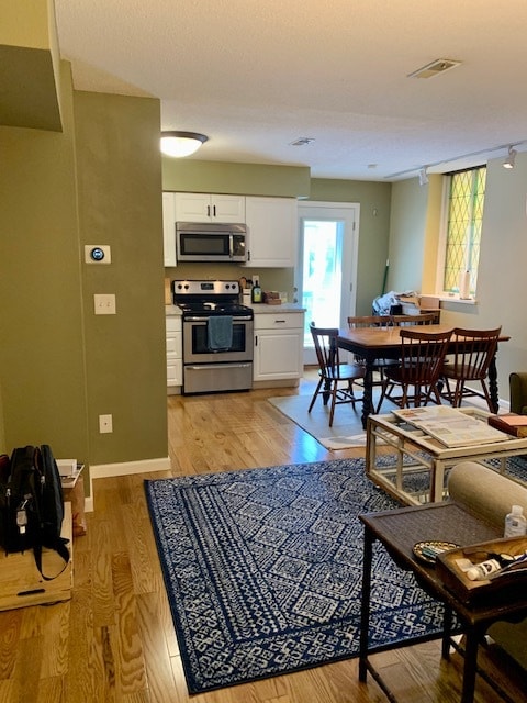 LR/Kitchen - 231 N Fillmore St