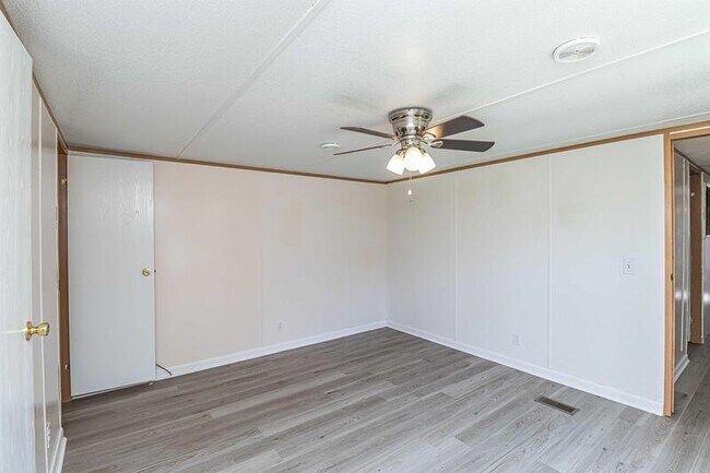 Building Photo - 204 Dennis Dr
