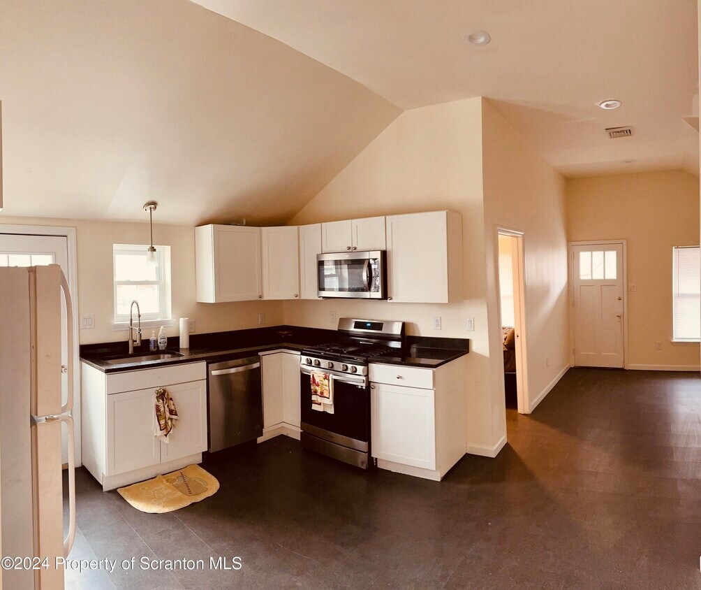 517 Delaware Ave, Olyphant, PA 18447 Room for Rent in Olyphant, PA