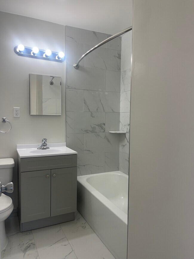 Baño completo - Skyview Apartments