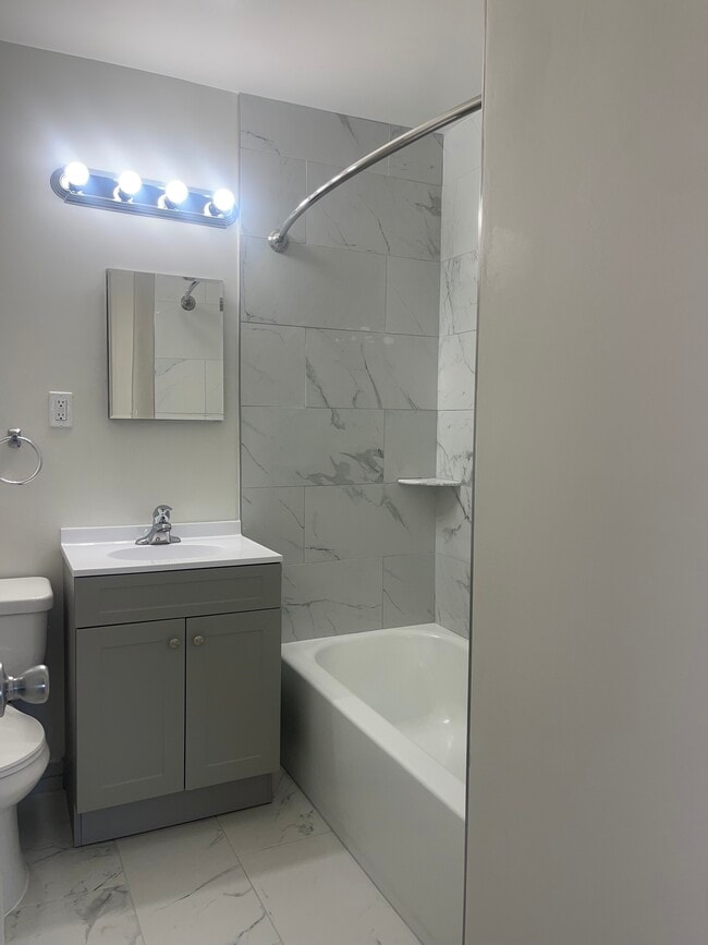 Full Bath - Skyview Apartments