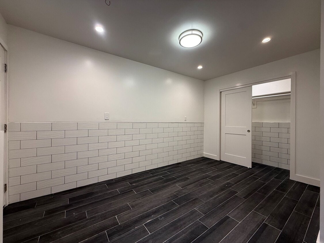 Building Photo - Entirely renovated studio in a highly convenient location.