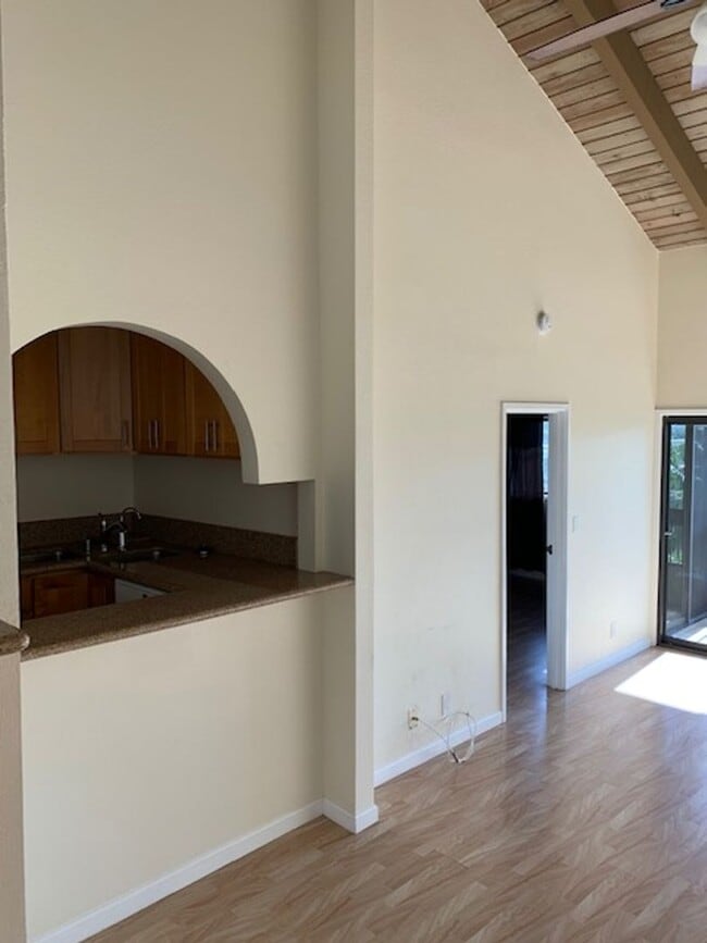 Building Photo - Quiet Mountain View Unit $2,900 2bd, 2ba, 2park; 3rd floor walk up