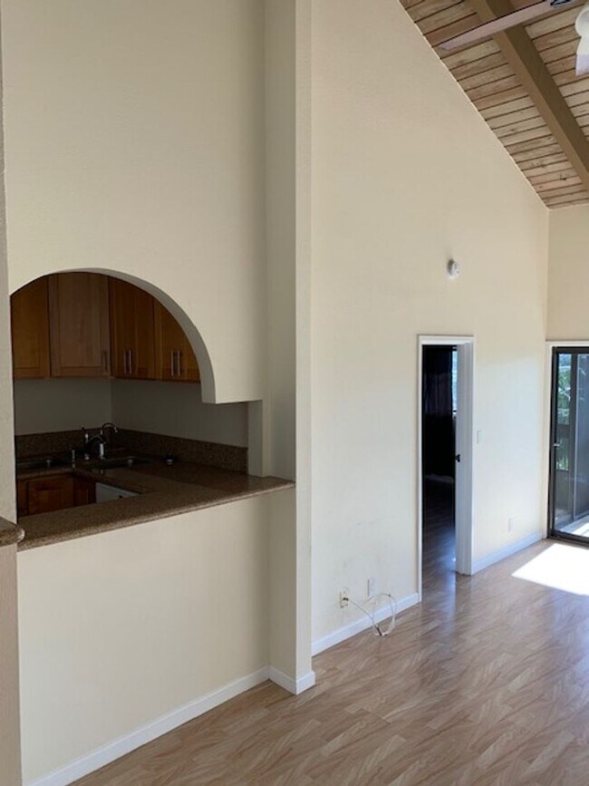 Foto del edificio - Quiet Mountain View Unit $2,900 2bd, 2ba, 2park; 3rd floor walk up