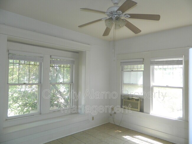 Building Photo - 410 E Evergreen St