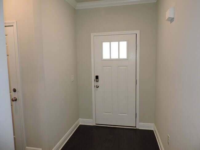 Building Photo - Beautiful home in gated community!