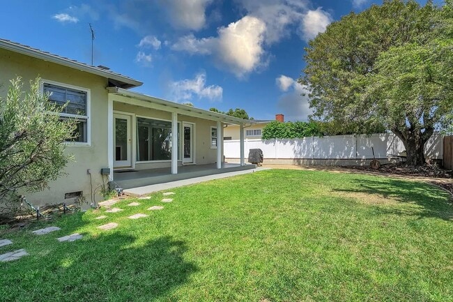 Building Photo - 7412 W 91st St
