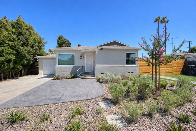 Foto del edificio - 5BD/3BA, Private Fenced Yard!! (Lease out, pending signatures. Check back in a few days!)