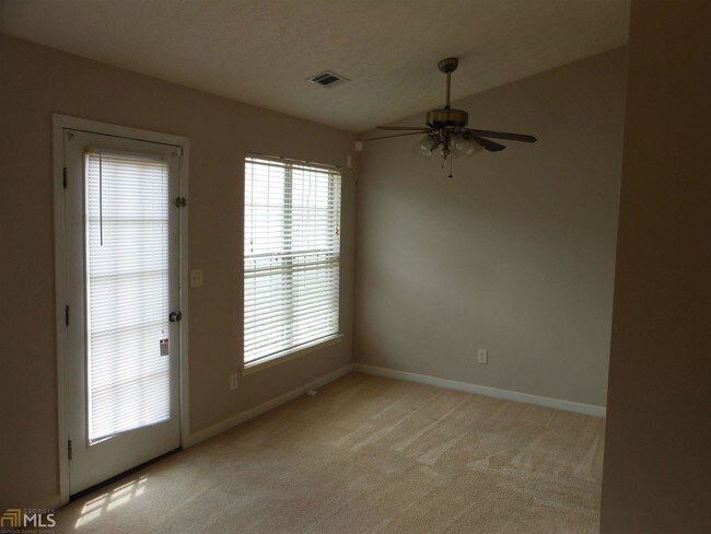 Building Photo - 2556 Hillvale Cir