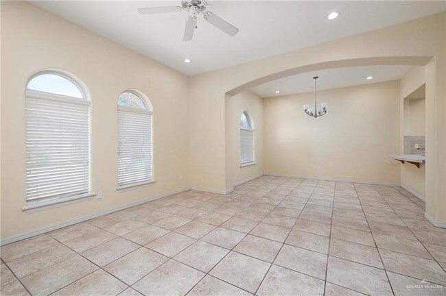 Building Photo - 800 Sunset Dr