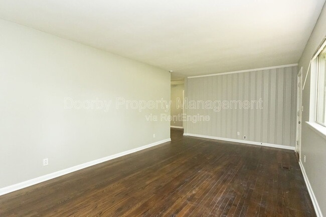 Building Photo - 1127 Clermont Dr