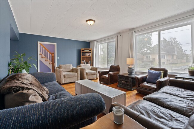 Foto del edificio - Spacious 4BR Turn-of-the-Century Charmer in the Heart of Bremerton!