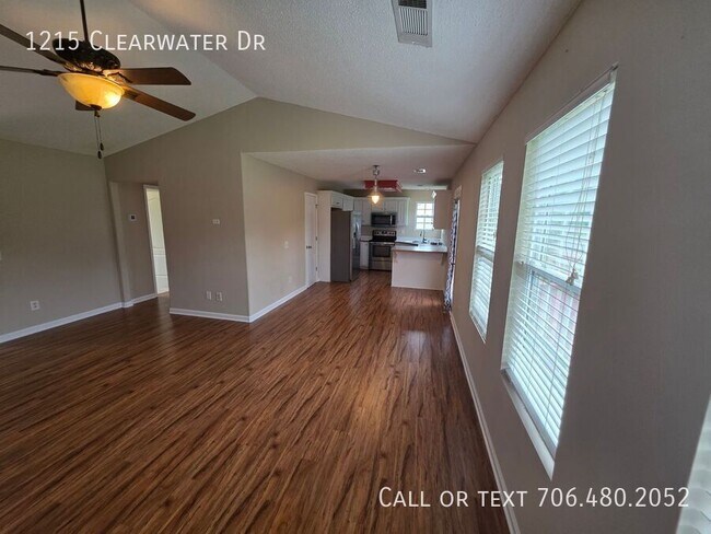Foto del edificio - 1215 Clearwater Dr