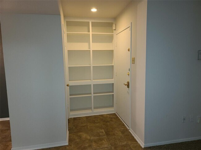 Building Photo - 10584 High Hollows Dr