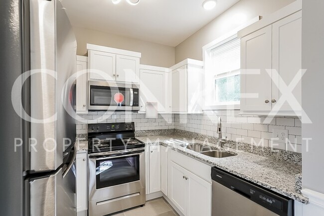 Building Photo - Gorgeous 3 Bedroom Home with Great Locatio...