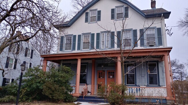 Building Photo - 443 Green Ln