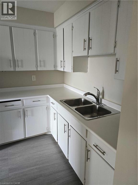 Building Photo - 5291 Lakeshore Rd.