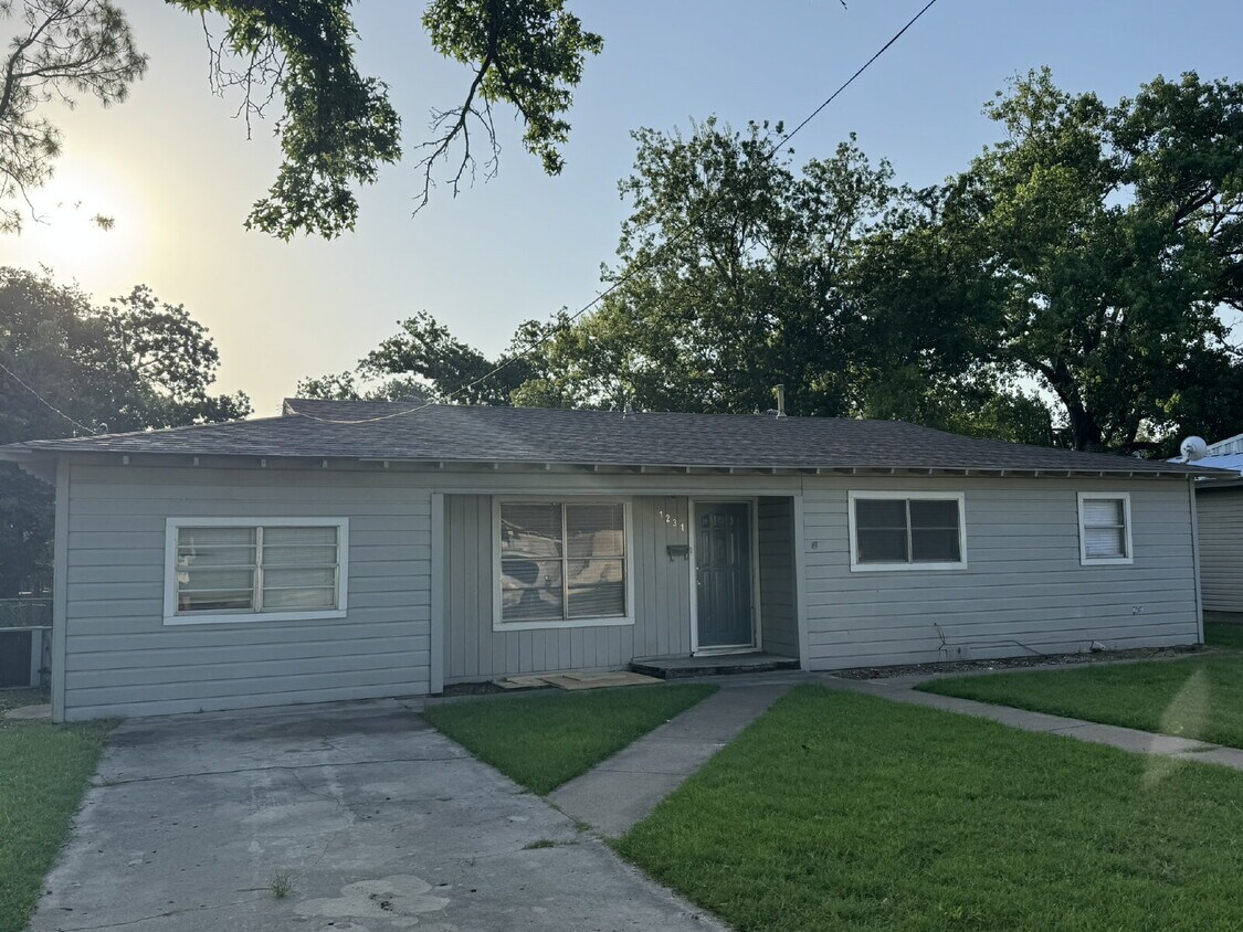 Foto principal - 3 bedroom 1 bath in excellent location!