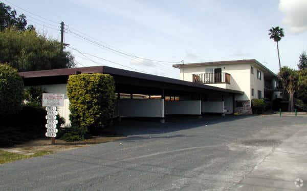 Building Photo - Las Casitas