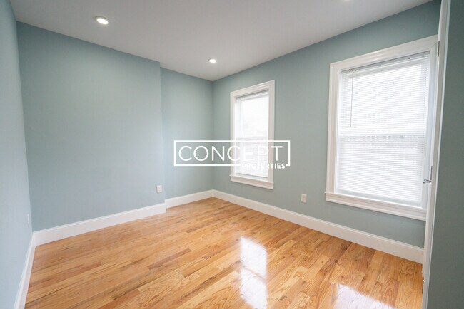 Building Photo - 372 Oxford St