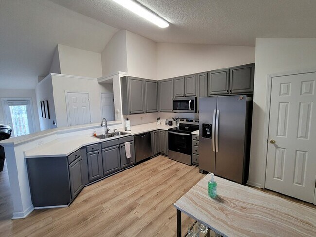 Building Photo - Charming 3 Bedroom with Beautiful Backyard