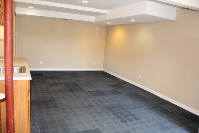 Foto del edificio - 664 Somerset Dr