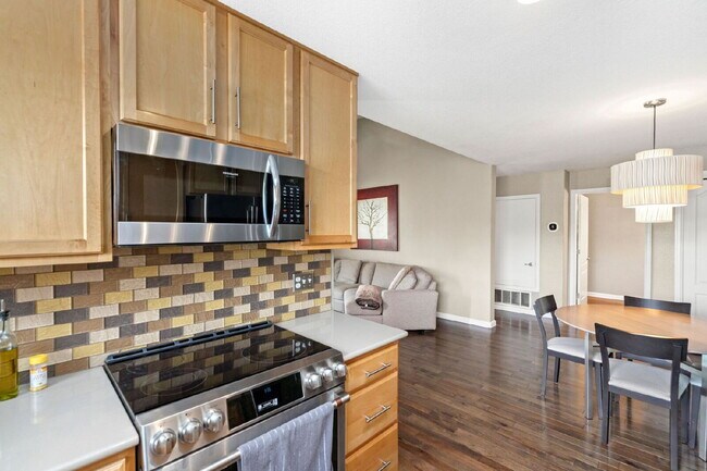 Foto del edificio - Bright & Spacious 2 Bedroom, 2 Bath Condo