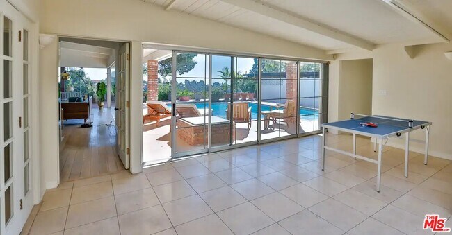 Building Photo - 2042 Linda Flora Dr