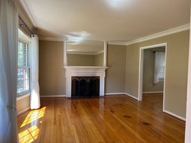 Foto del edificio - Charming Alexandria Home with Spacious Yard & Prime Location