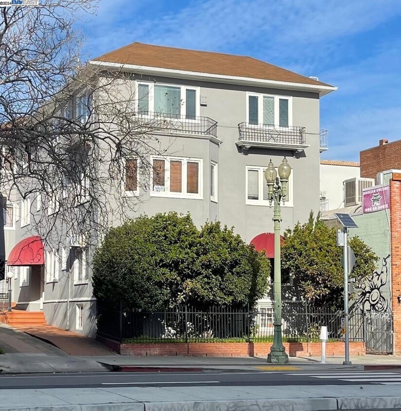 Primary Photo - 370 Grand Ave