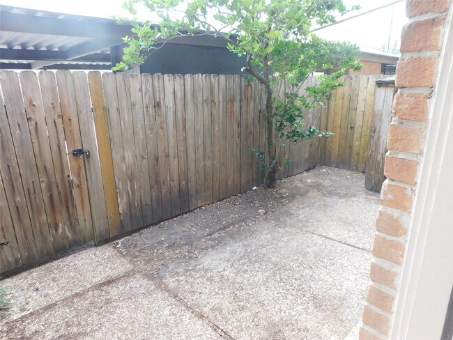 Foto del edificio - 472 N Post Oak Ln