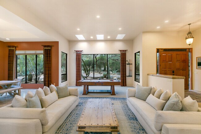 Building Photo - 6310 N Canon del Pajaro