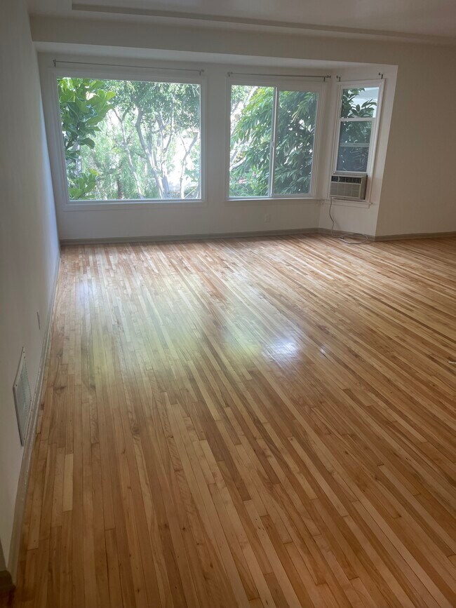 Foto del edificio - 1323 N Harper Ave