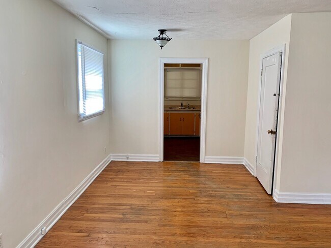 Foto del edificio - 1607 S. FAIRWAY AVE. - 1 SMALL PET NEGOTIA...