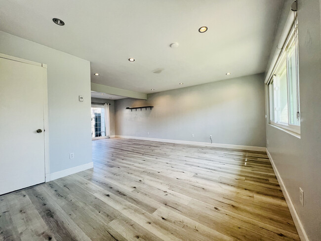 Building Photo - 821 Valley Ave