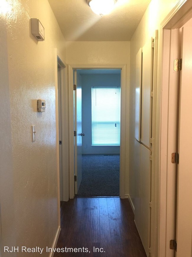 Building Photo - 211 Skylark Ct