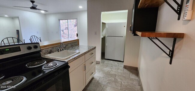 Building Photo - 350 Los Altos Dr