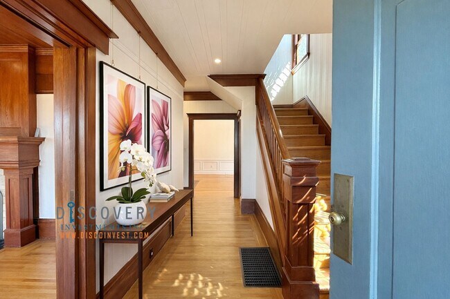 Foto del edificio - Panoramic Hill Estate with Sweeping Views