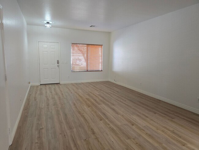 Foto del edificio - Beautiful five bedroom, 2.5 bath home with a large loft in the San Tan Heights community.