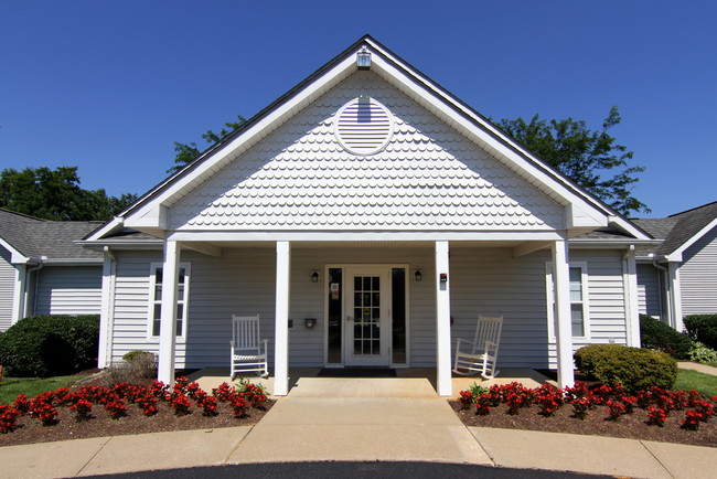 Building Photo - Briscoe Manor Apartments