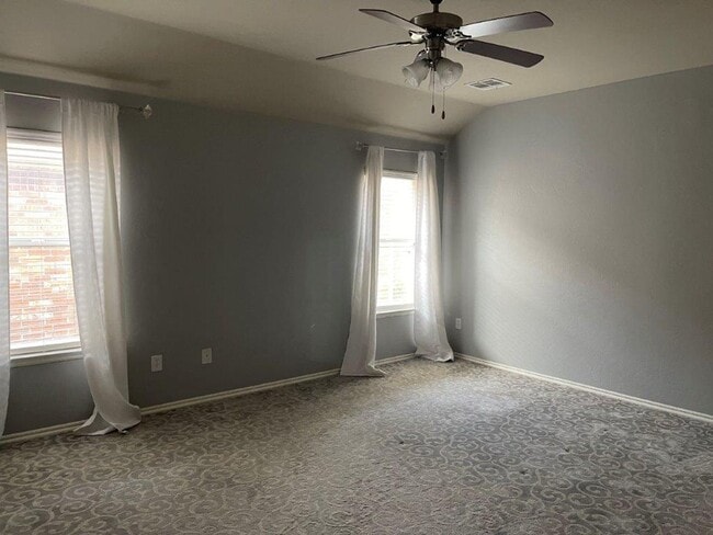 Photo - Newcastle Schools, great floor plan and ne... House