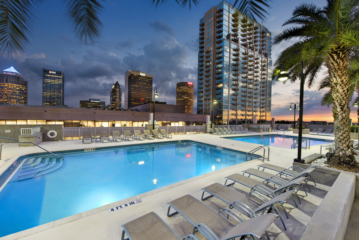 Pool deck with lounge chairs - Element