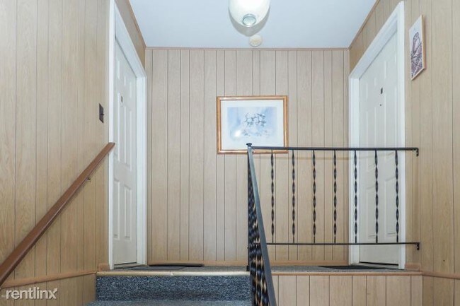 Building Photo - 2 br, 1 bath  - 917 E Main St Apt 8