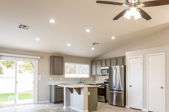 Building Photo - 423 Regal Robin Way