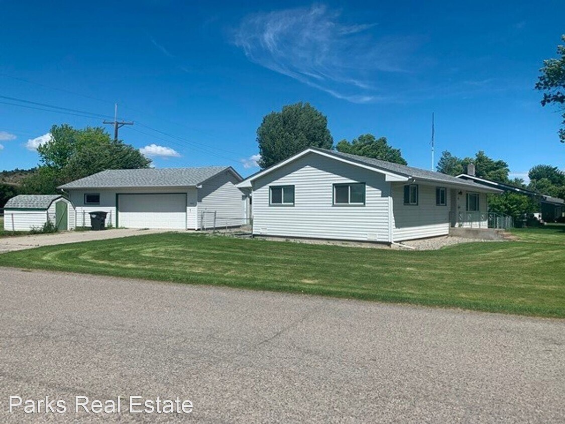 3 br, 2 bath House 16 Annin Ave House Rental in Columbus, MT