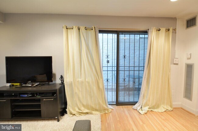 Foto del edificio - 1754 Corcoran St NW